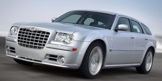 いかにもアメ車といったクライスラー300C