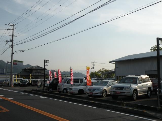 車のことをあまりわからないお客様、車好きのお客様を、サポートできるよう、日々スタッフ一同努力しております！在庫常時50台を展示し、NET共有在庫15000台！注文販売もおまかせください。