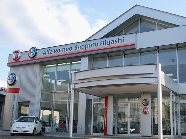 レッドとシルバーを基調とした空間で、アルファロメオ・フィアットの新車を常時展示。イタリアンスポーツの真髄をごゆっくりとご確認下さい。最上級の品質とサービスで、皆様のお越しを心よりお待ちしております。