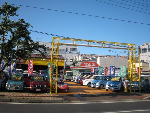 当店舗は軽自動車をメインにワゴン車まで多数在庫ございます。格安自動車から新古車まで何でもございます。