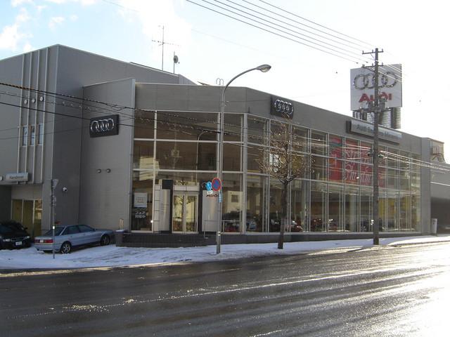 新車はもちろん、認定中古車も多数ご用意しております。また、Audiスペシャリスト取得のメカニックがお客様のお車を点検いたします。お客様とアウディの出逢いを、スタッフ一同心よりお待ちしております。