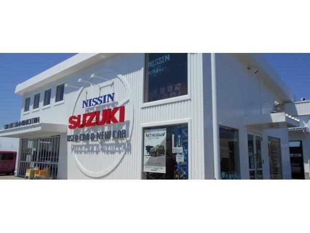 白を基調とした明るい外観です。常時100台以上の新車・中古車を取り揃えております。ご購入を検討されている方は、ぜひご相談ください。