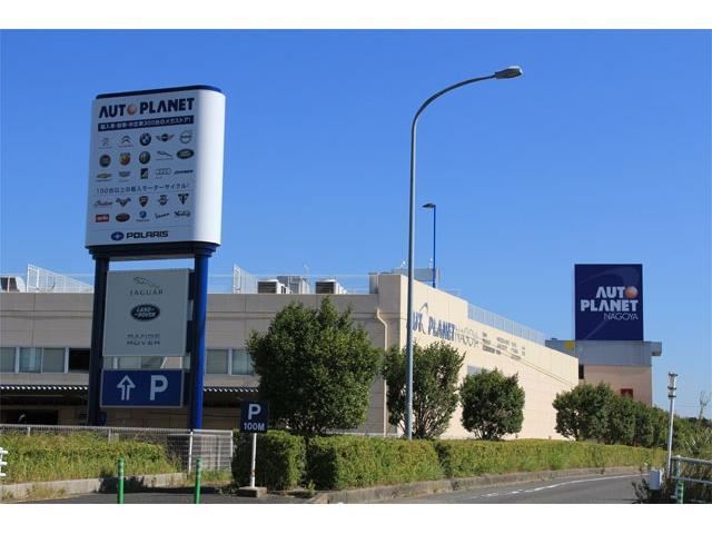 名古屋ドームに匹敵する約10000坪の広大な敷地に、常時6カ国・15ブランド・250台の正規輸入車・中古車を屋内展示。あなたのフィーリングにぴったりのクルマがきっと見つかりますよ。