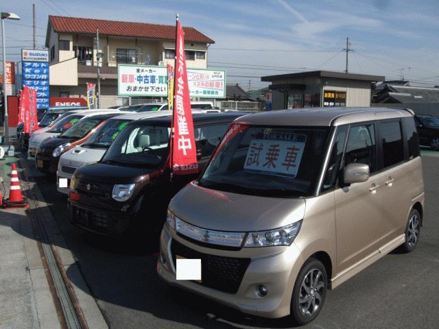 当社では、中古車販売をはじめ、新車販売・車検・板金・保険・修理など日常生活で欠かせないクルマに関することをトータルでサポート致します。ガソリンスタンドも隣接しておりますので、是非一度ご来店ください。