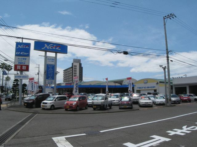 「ようこそ、ネッツトヨタ愛媛、問屋町店へ」 R196号沿いNetzの看板が目印！！ お買得な展示車をスタッフ全員で磨き上げ、あなたのご来店をお待ちしております。 全車走行距離無制限の1年間保証付きです。
