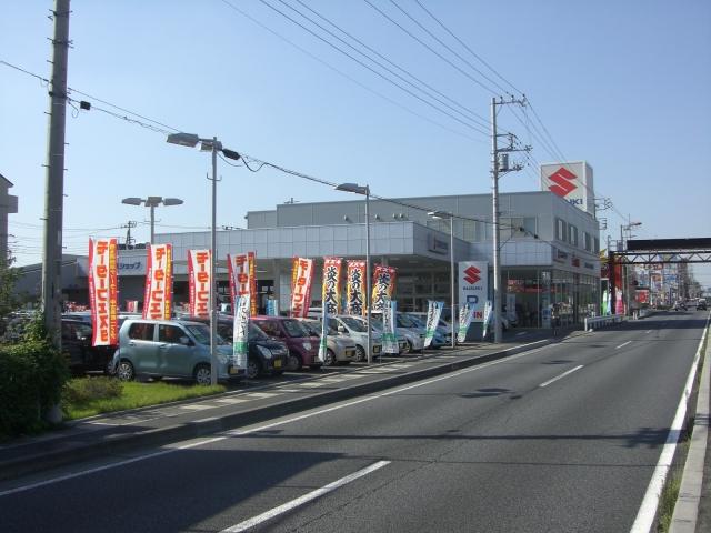 (株)スズキ自販埼玉 本社のアリーナさいたま北店でございます。 約500坪の敷地に約50台の展示車があり、ゆったりとご覧頂けます！スズキ中古車に関する問い合わせ、見積作成、お気軽にご相談下さい。