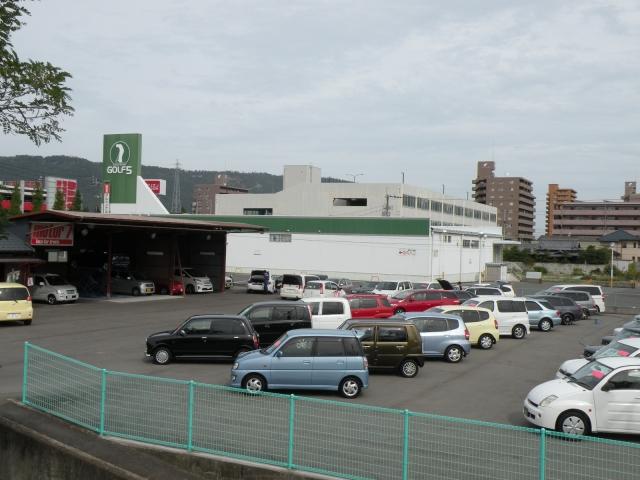 国道11号線沿い、ゴルフ5さん西隣に位置する【motor7】です。