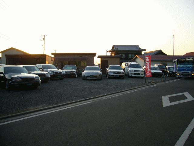 ご覧いただきありがとうございます。エアロ付きの軽自動車から人気のセダンやミニバンなどの普通車まで、お客様のニーズに合わせての商品ラインナップを心がけて営業しております。