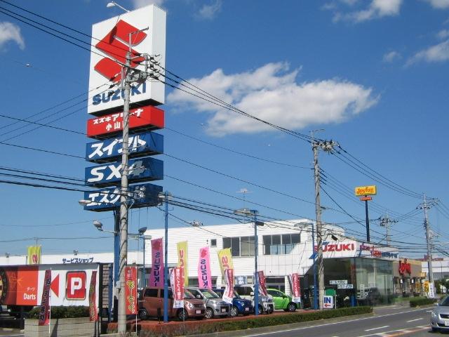 国道4号沿いにある展示場です。全台保証付き中古車を、常時30台以上展示しております！