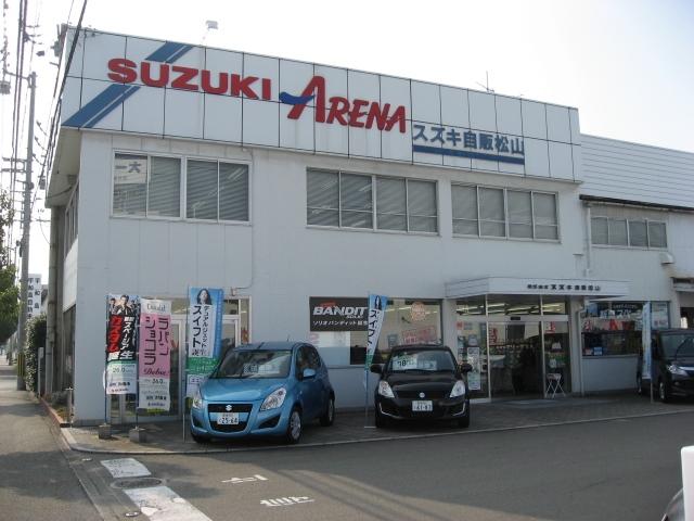 空港通りを空港方面に向っていただくと右手にスズキの看板が見えてきます！最寄りのバス停は伊予鉄バス富久口もしくは久保田です。それぞれ徒歩3分くらいの所にあります。