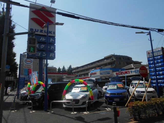 スズキ自販南東京府中センターです。常時20台～30台の商品車を展示しております。当店は甲州街道に面し、交通の便も良く個性的なスタッフが皆様をお待ちしております。