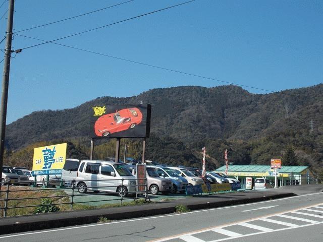 R宇和島駅からクルマで3分の国道320号線沿いにあります。お買得な軽自動車から普通車まで、お客様のニーズにお応えできるよう幅広く車種を取り揃えております。